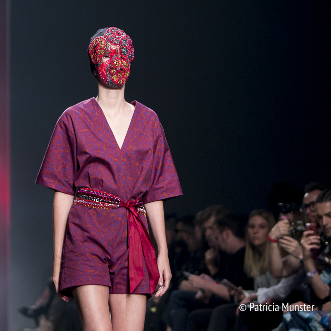 Embroidered mask of Merel van Glabbeek at Amsterdam Fashion Week