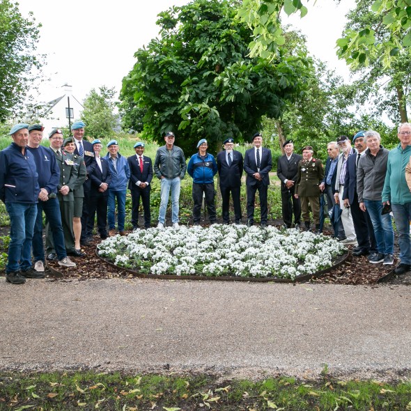 Veteranen rondom het Witte Anjerperk in het Wilhelminapark, Zoetermeer